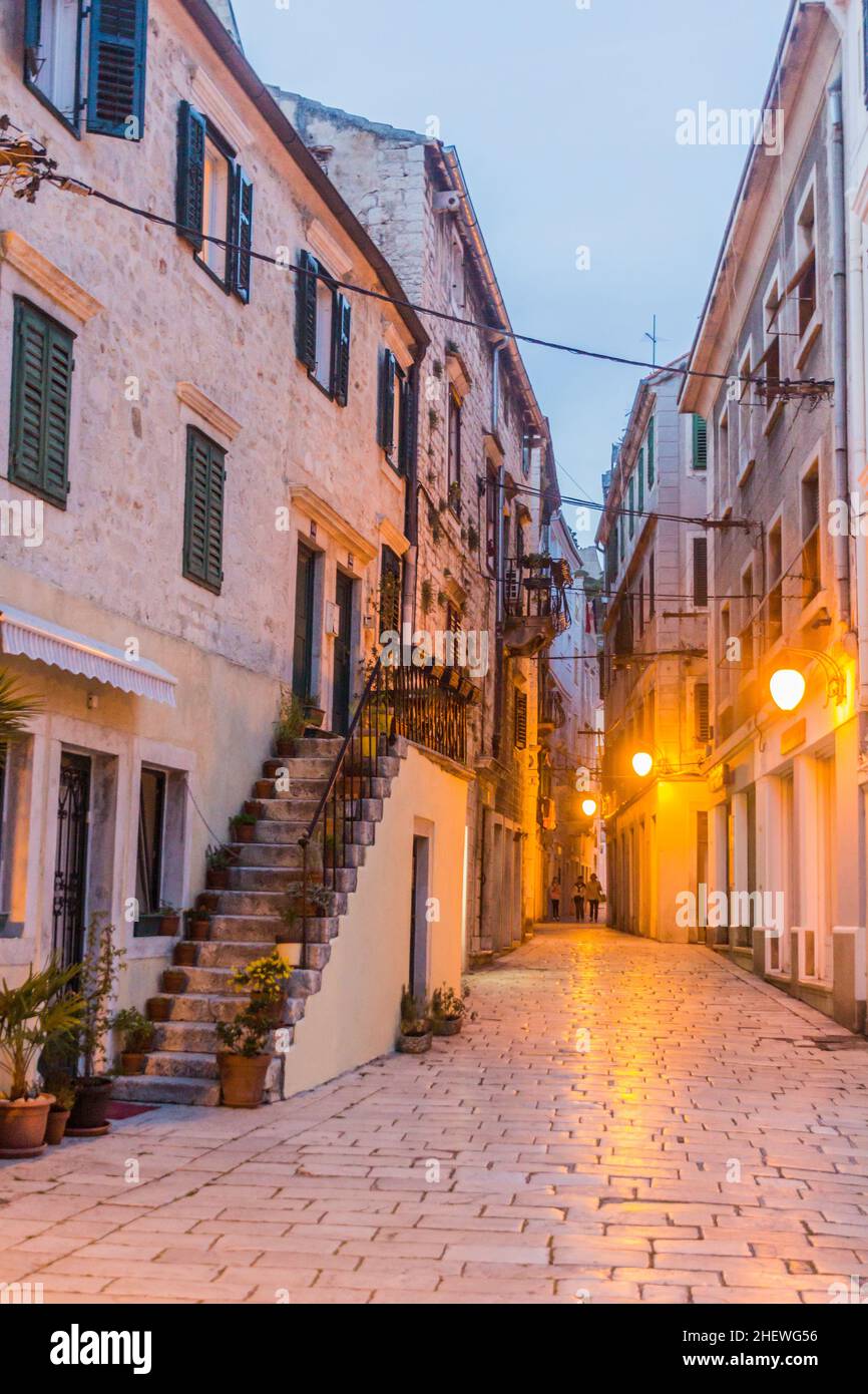 Vista serale di un vicolo a Sibenik, Croazia Foto Stock