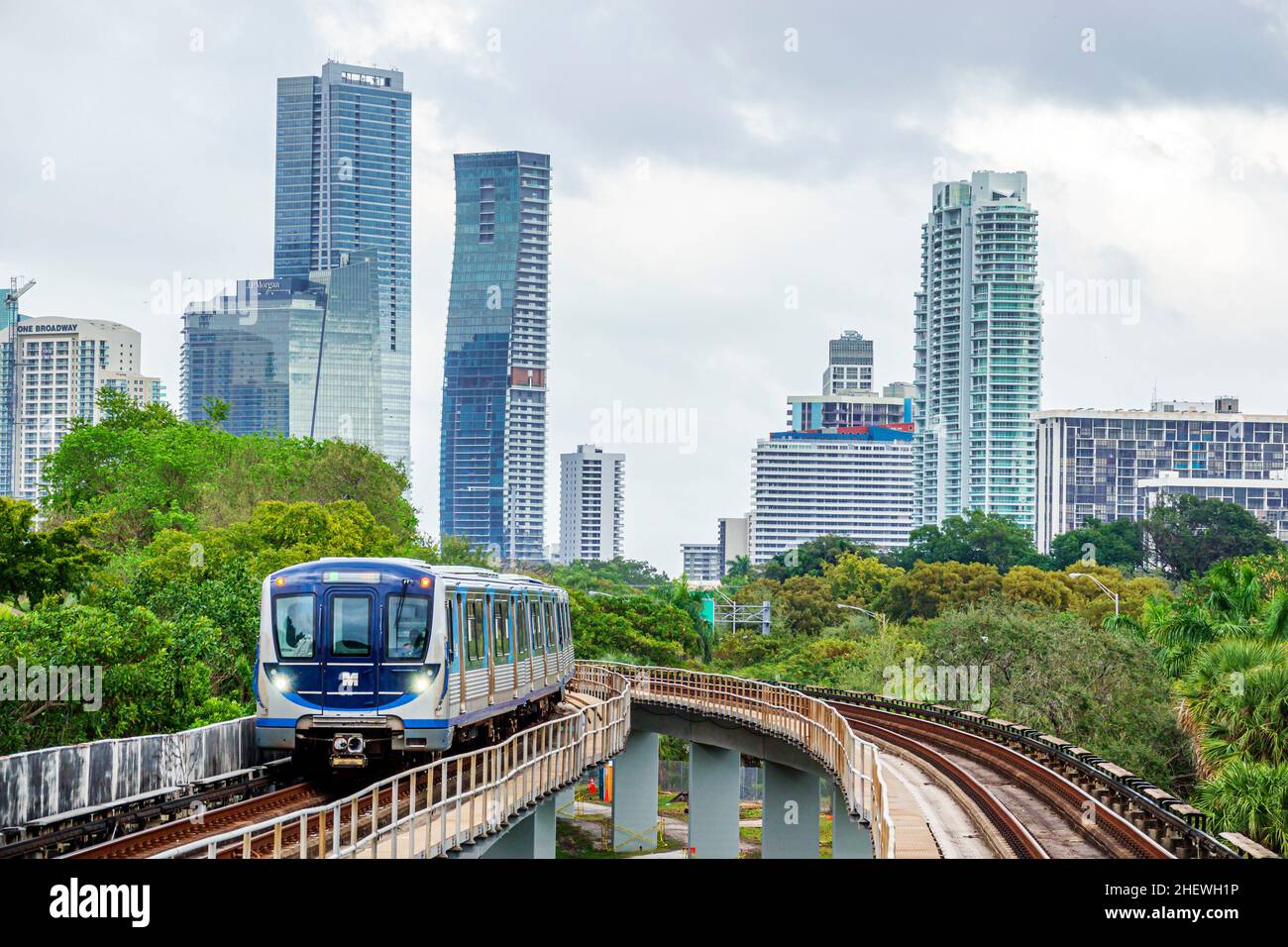 Miami Florida Vizcaya Metrorail Stazione ferroviaria trasporto ferroviario di massa transito arrivo Brickell città skyline grattacieli torri edifici alti Foto Stock