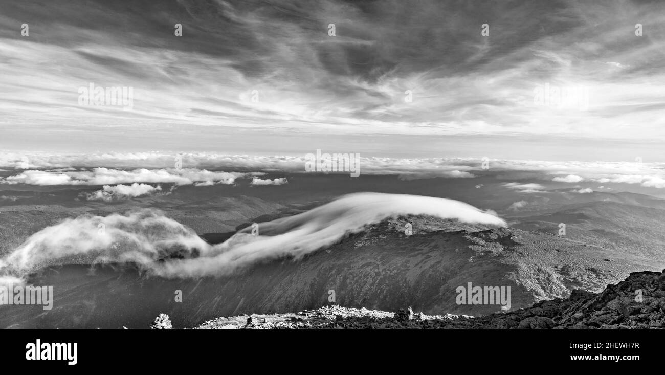 Vista dal Monte Washington nel New Hampshire alle montagne bianche con spettacolari paesaggi nuvolosi nella luce del pomeriggio Foto Stock