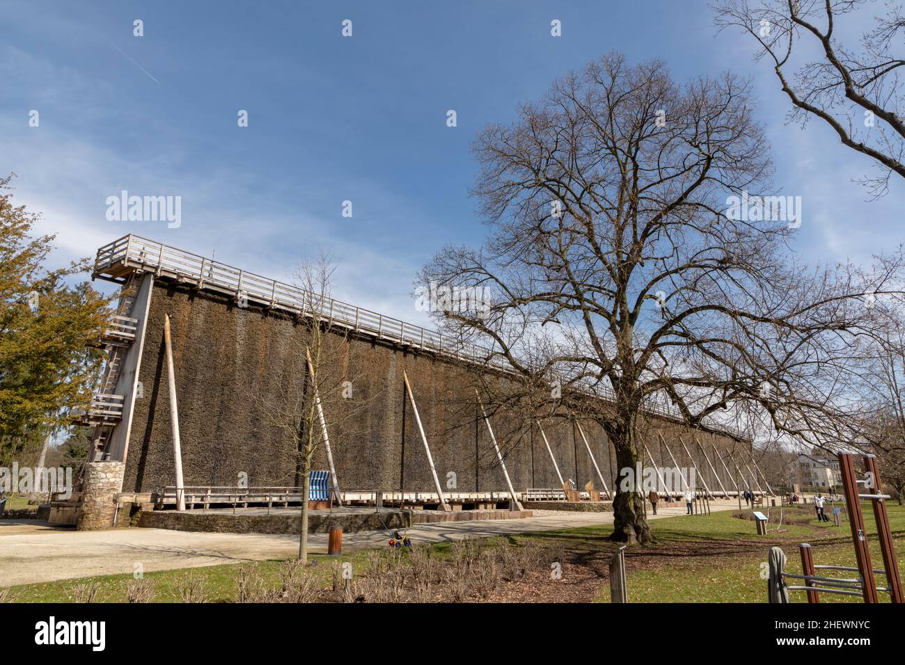 Parete esterna di un mulino di graduazione per l'estrazione della salamoia a Bad Nauheim nel parco pubblico Foto Stock