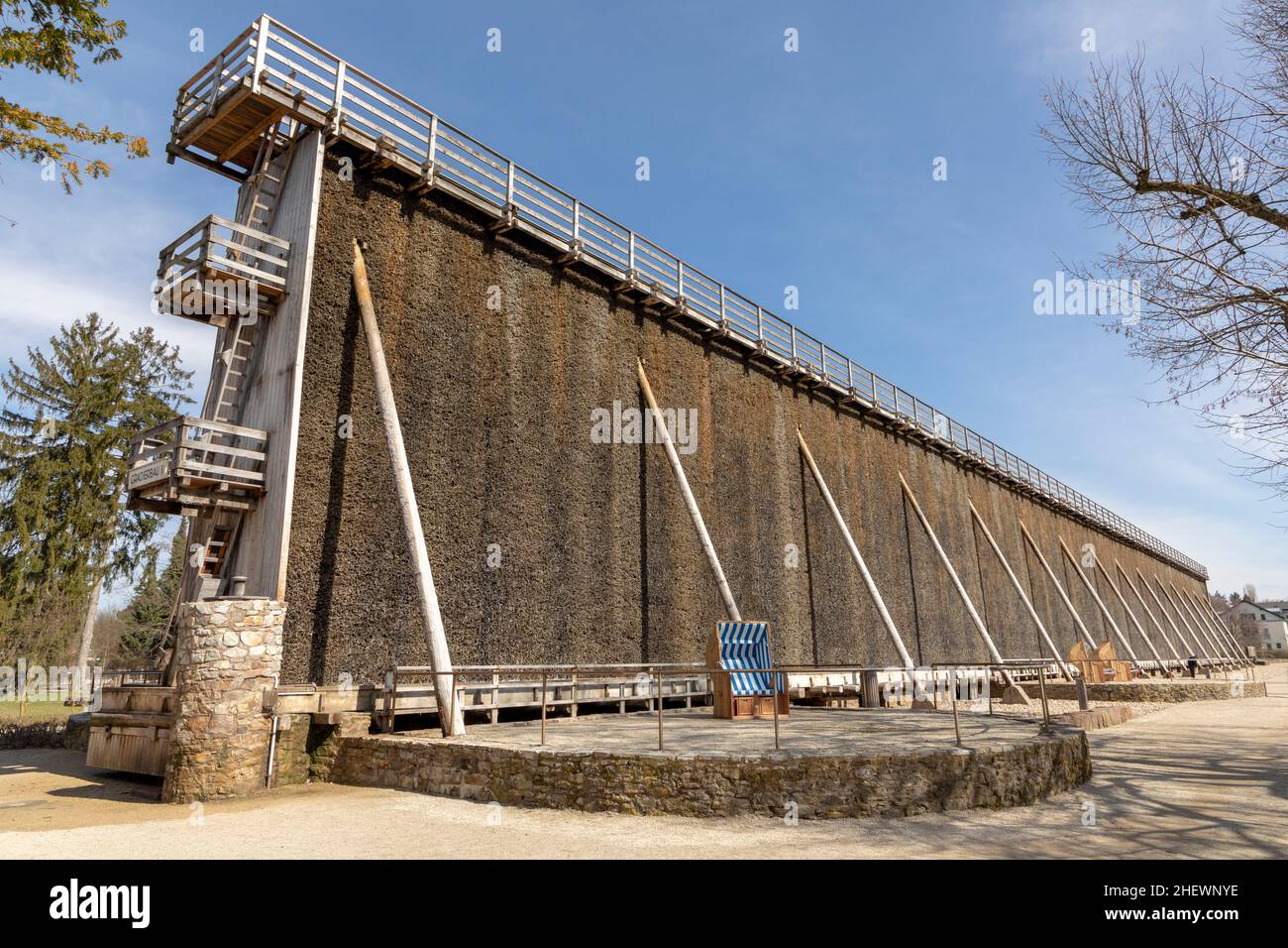 Parete esterna di un mulino di graduazione per l'estrazione della salamoia a Bad Nauheim nel parco pubblico Foto Stock