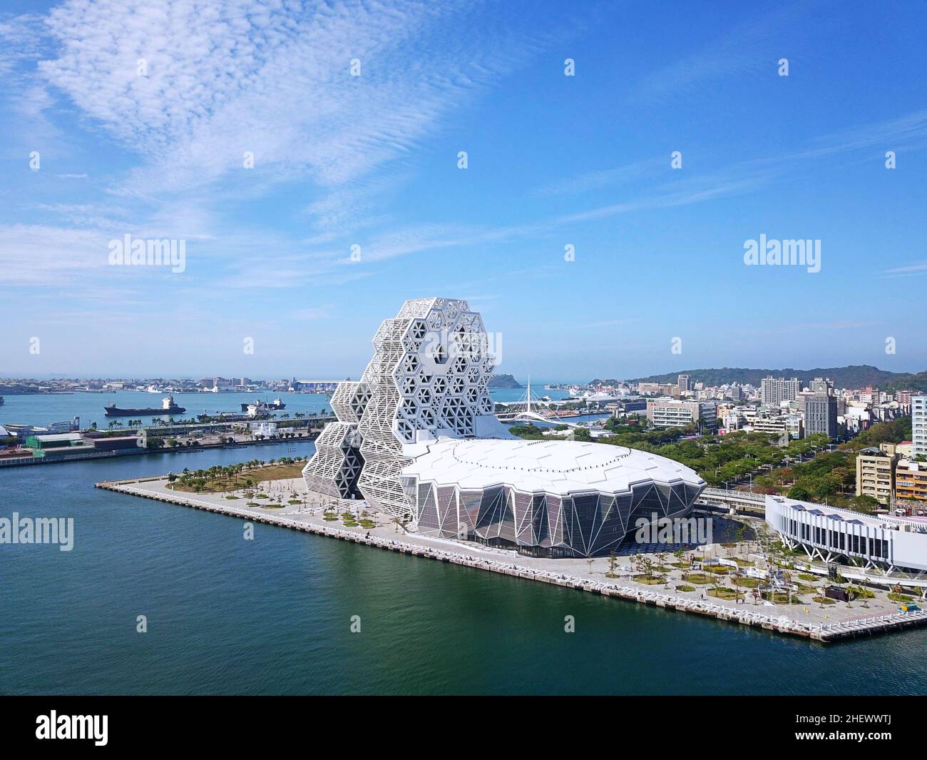 Kaohsiung, Taiwan - 24 dicembre 2021: Vista aerea del Kaohsiung Music Center (KMC). Foto Stock