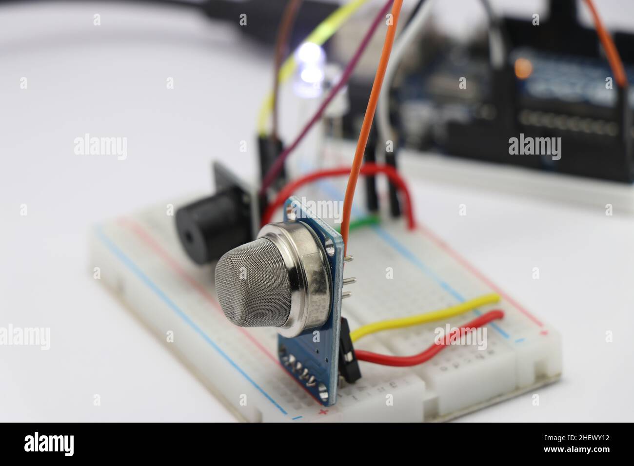 Creazione di circuiti con componenti elettronici su una breadboard, prototipo di progetto di rilevamento di perdite di gas utilizzando MQ2 sensori e buzzer Foto Stock