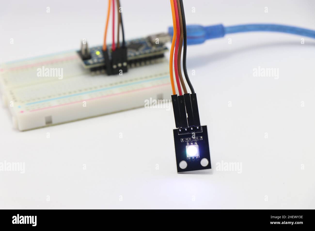 Modulo LED ARGB collegato alla breadboard tramite ponticelli, varie parti elettroniche combinate per realizzare progetti scientifici sorprendenti Foto Stock