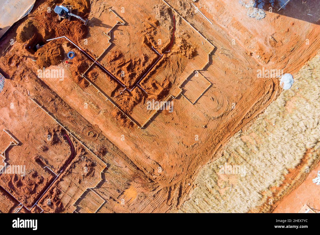 Vista aerea nuovi edifici residenziali per lavori di costruzione i tubi di posa nella fondazione Foto Stock