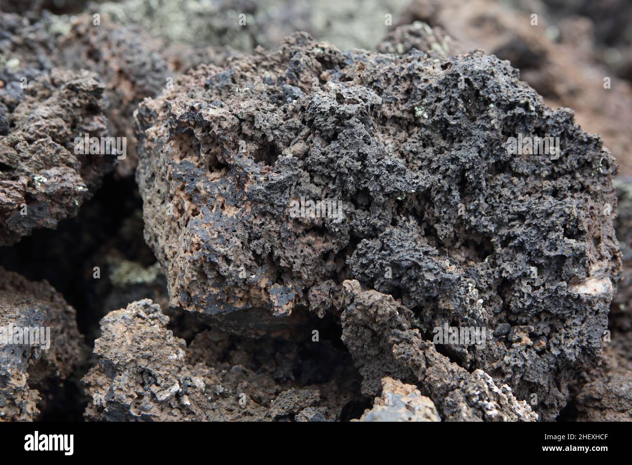 Lava vulcanica basaltica raffreddata sul sentiero del flusso di schiavi nel Sunset Crater Volcano National Monument, AZ, USA Foto Stock