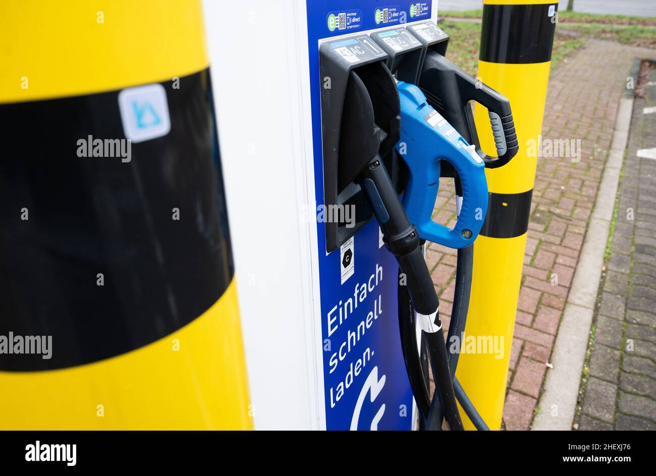 Lehrte, Germania. 12th Jan 2022. Vari cavi di ricarica con corrente continua (CC) e corrente alternata (CA) si aggrappano a una stazione di ricarica per auto elettriche in un'area di riposo sulla superstrada A2. (Al dpa 'sviluppo dell'infrastruttura del pilastro della tariffazione elettronica nella bassa Sassonia' dal 13.01.2022) Credit: Julian Stratenschulte/dpa/Alamy Live News Foto Stock