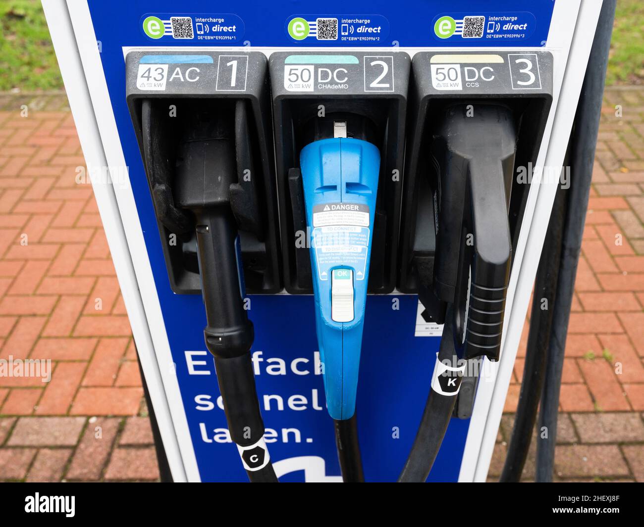 Lehrte, Germania. 12th Jan 2022. Vari cavi di ricarica con corrente continua (CC) e corrente alternata (CA) si aggrappano a una stazione di ricarica per auto elettriche in un'area di riposo sulla superstrada A2. (Al dpa 'sviluppo dell'infrastruttura del pilastro della tariffazione elettronica nella bassa Sassonia' dal 13.01.2022) Credit: Julian Stratenschulte/dpa/Alamy Live News Foto Stock