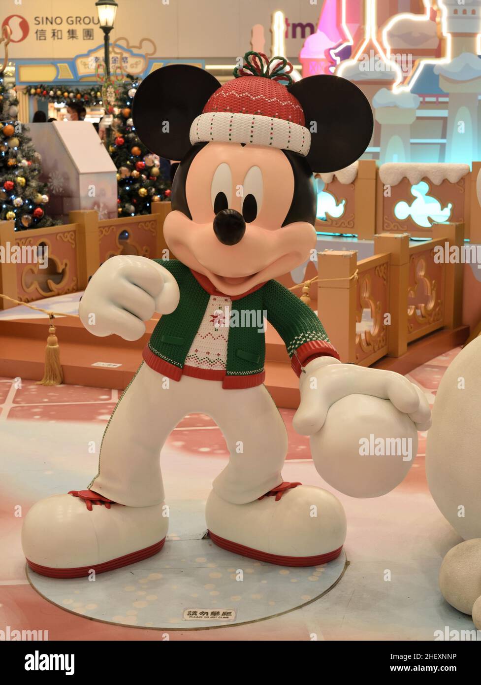 Mickey tiene una palla di neve in una galleria di negozi Foto Stock