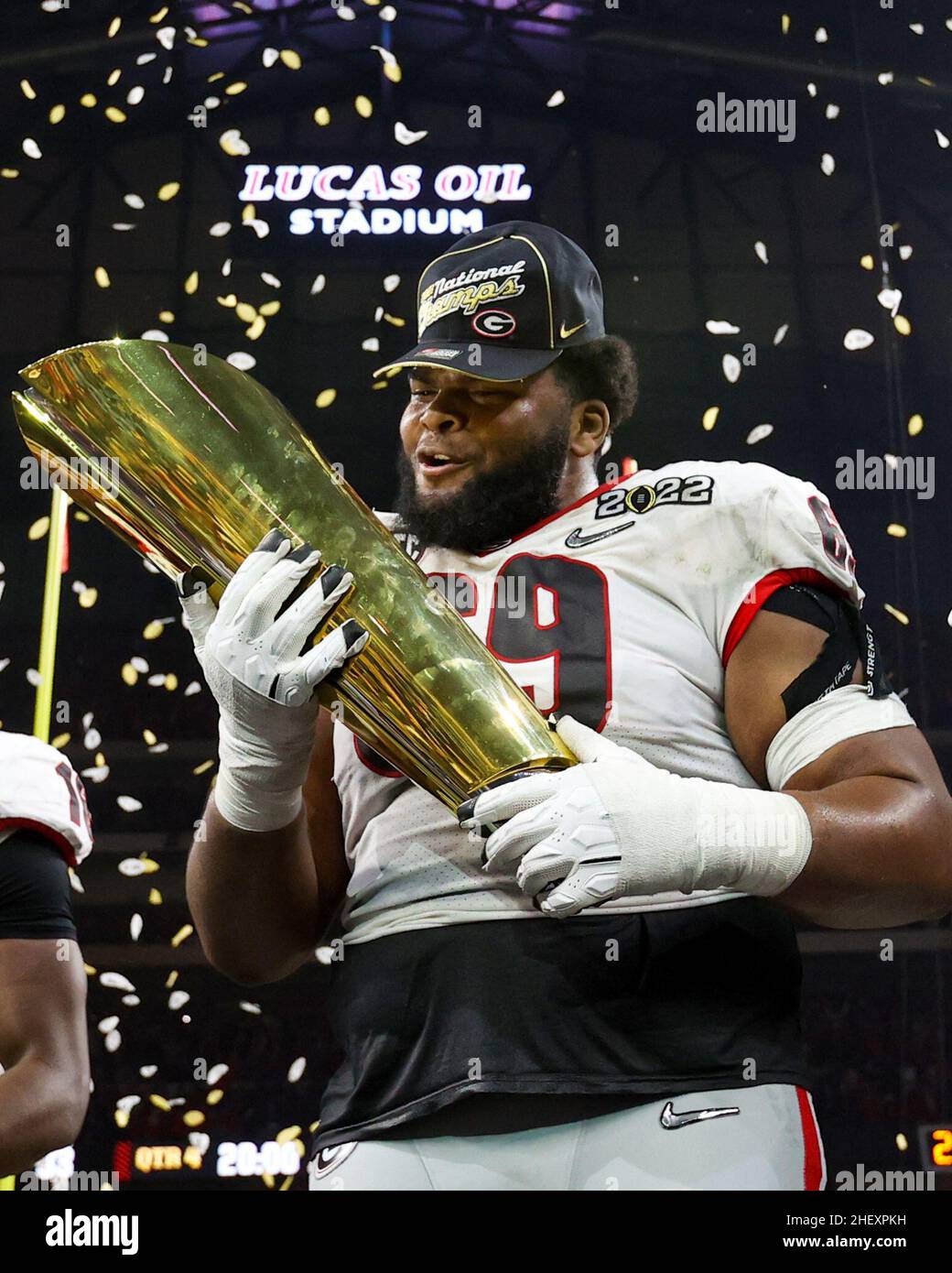 Indianapolis, IN, Stati Uniti. 10th Jan 2022. Georgia Bulldogs offensiva lineman Giamree Salyer (69) al NCAA College Football Playoff National Championship tra i Georgia Bulldogs e l'Alabama Crimson Tide al Lucas Oil Stadium di Indianapolis, IN. Darren Lee/CSM/Alamy Live News Foto Stock