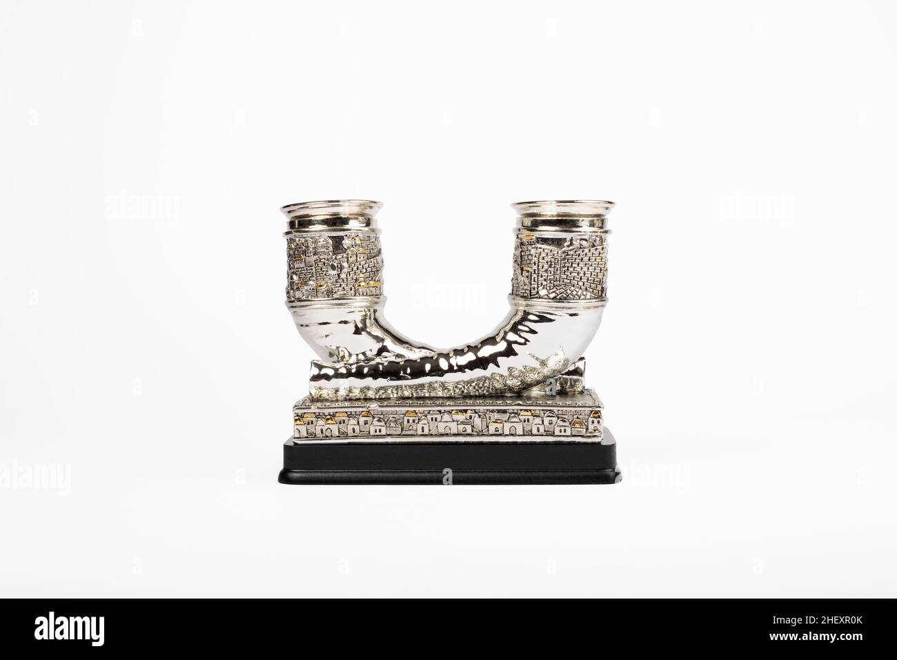 Due corna ebraiche argentate su uno stand su sfondo bianco Foto Stock