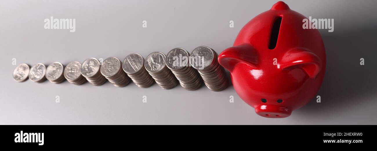 Red pig Piggy banca e pile di monete vista dall'alto Foto Stock
