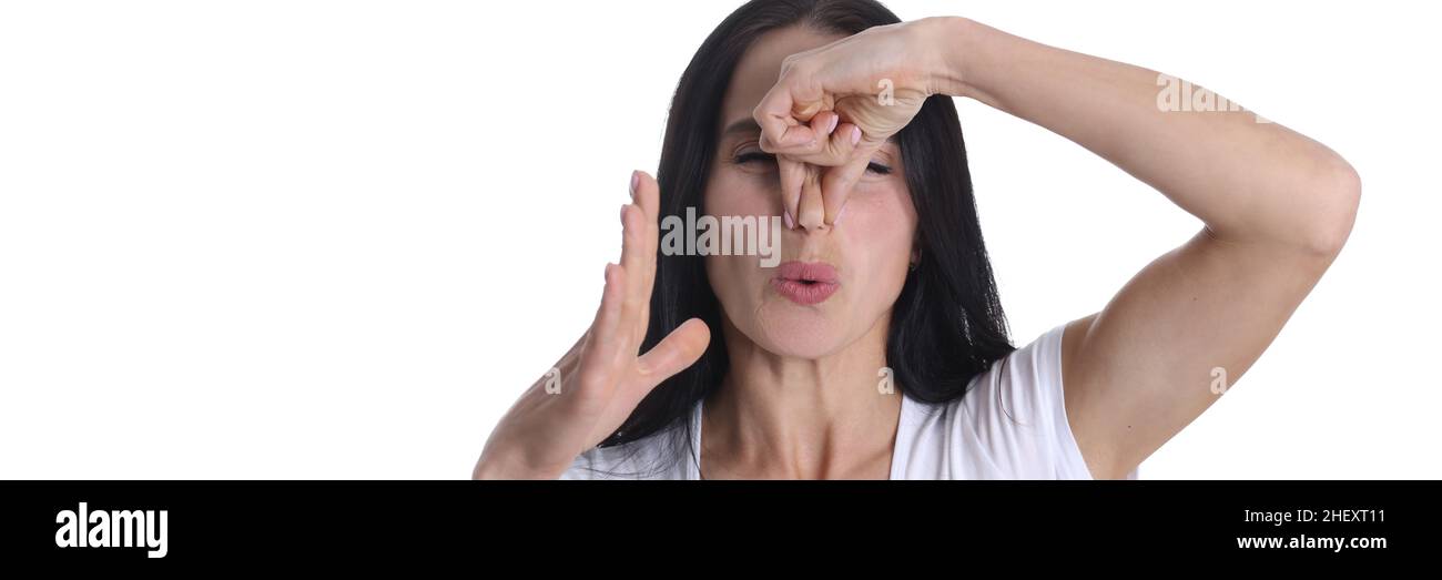Ritratto irritato di giovane donna che copre il naso da cattivo odore Foto Stock