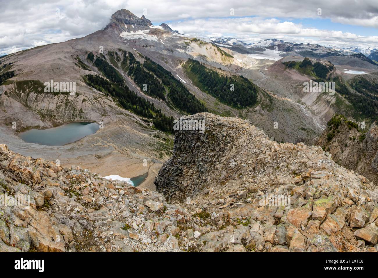 Splendida vista dal Monte Gargoyles nel Parco Nazionale Garibaldi, British Columbia, Canada. Vista sulle montagne, sui ghiacciai e su un piccolo lago dal Foto Stock