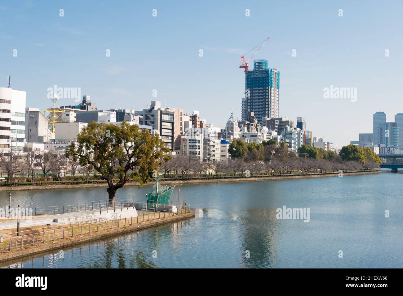 Osaka, Giappone - Gennaio 03 2022- Vista del Fiume Okawa (Fiume Kyu-Yodo) dal Ponte Tenjin (Tenjinbashi) a Nakanoshima, Kita-ku, Osaka, Giappone. Foto Stock