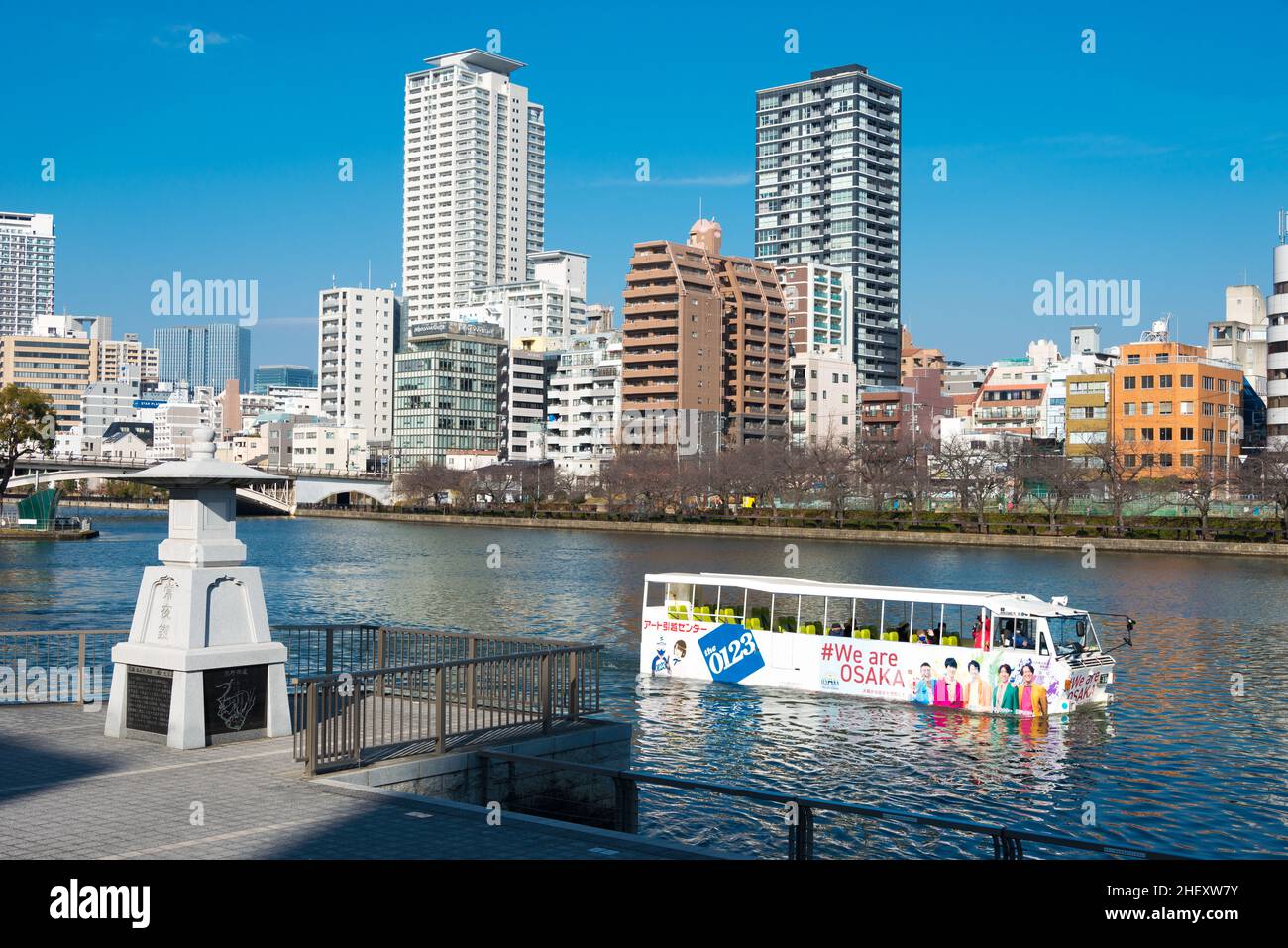 Osaka, Giappone - Gen 03 2022- Vista del Fiume Okawa (Fiume Kyu-Yodo) dal Molo di Hachikenyahama a Kitahama, Chuo-ku, Osaka, Giappone. Foto Stock