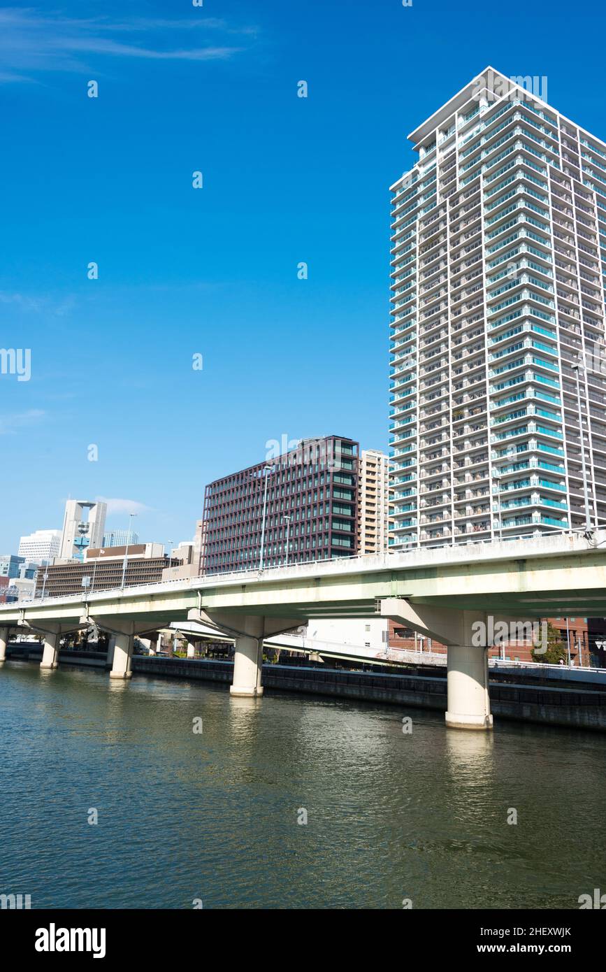 Osaka, Giappone - Jan 03 2022- Vista del Fiume Dojima (Fiume Kyu-Yodo) dal Ponte di Nanbabashi a Kitahama, Chuo-ku, Osaka, Giappone. Foto Stock