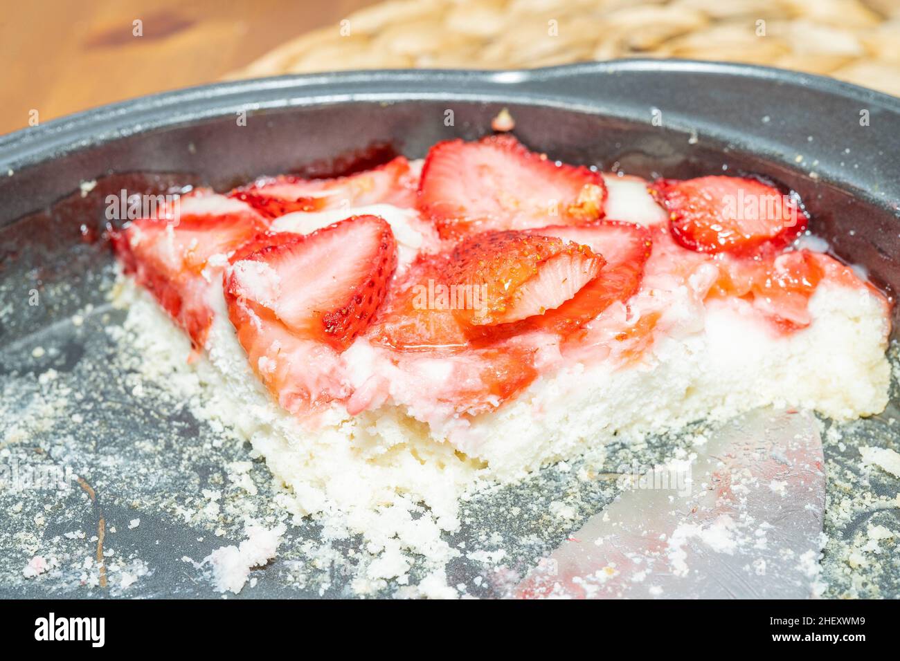 Perfetta per la stagione delle fragole e non solo, questa torta di fragole senza glutine consente di ottenere il massimo anche da fragole non così perfette. Foto Stock