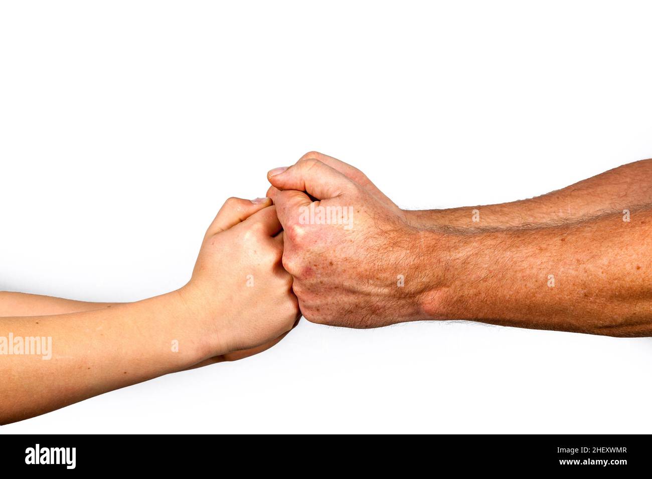 il pugno al pugno simboleggia la stabilità del rapporto padre-figlio Foto Stock