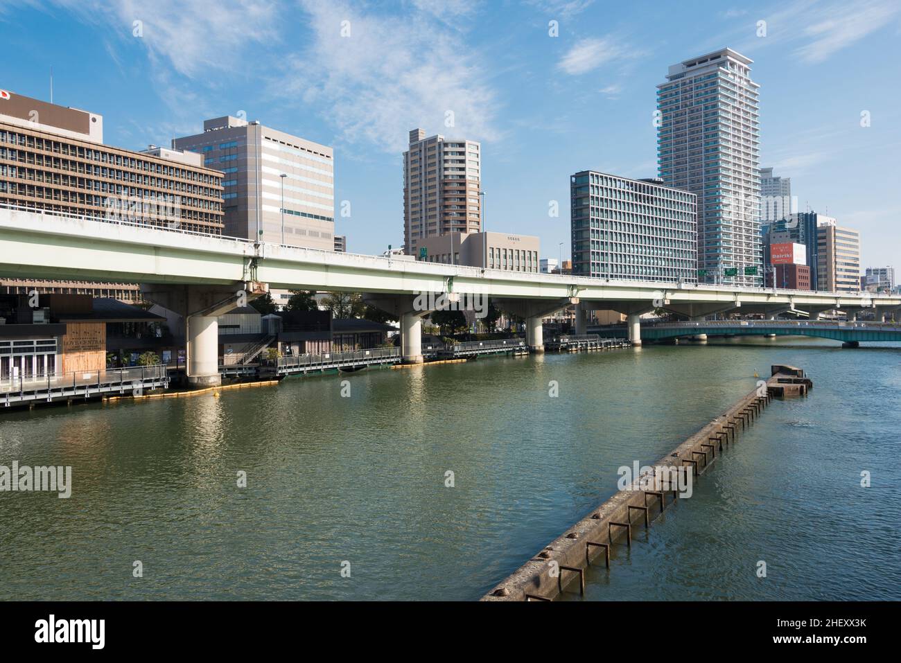 Osaka, Giappone - Jan 03 2022- Vista del Fiume Dojima (Fiume Kyu-Yodo) dal Ponte Suisho (Suishobashi) a Kita-ku, Osaka, Giappone. Foto Stock