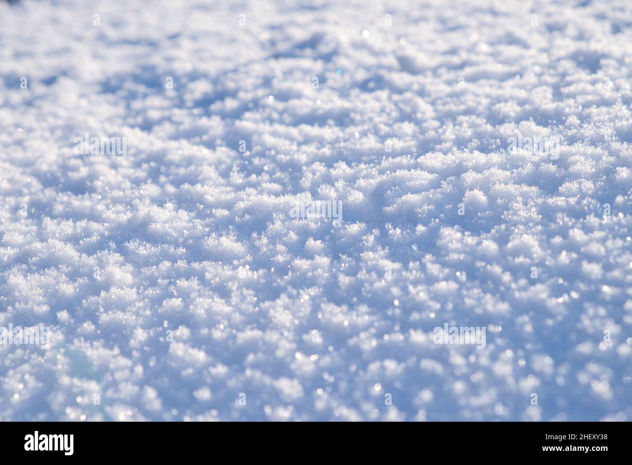 Trama della superficie innevata con tonalità blu chiaro. Sfondo stagione invernale. Foto Stock