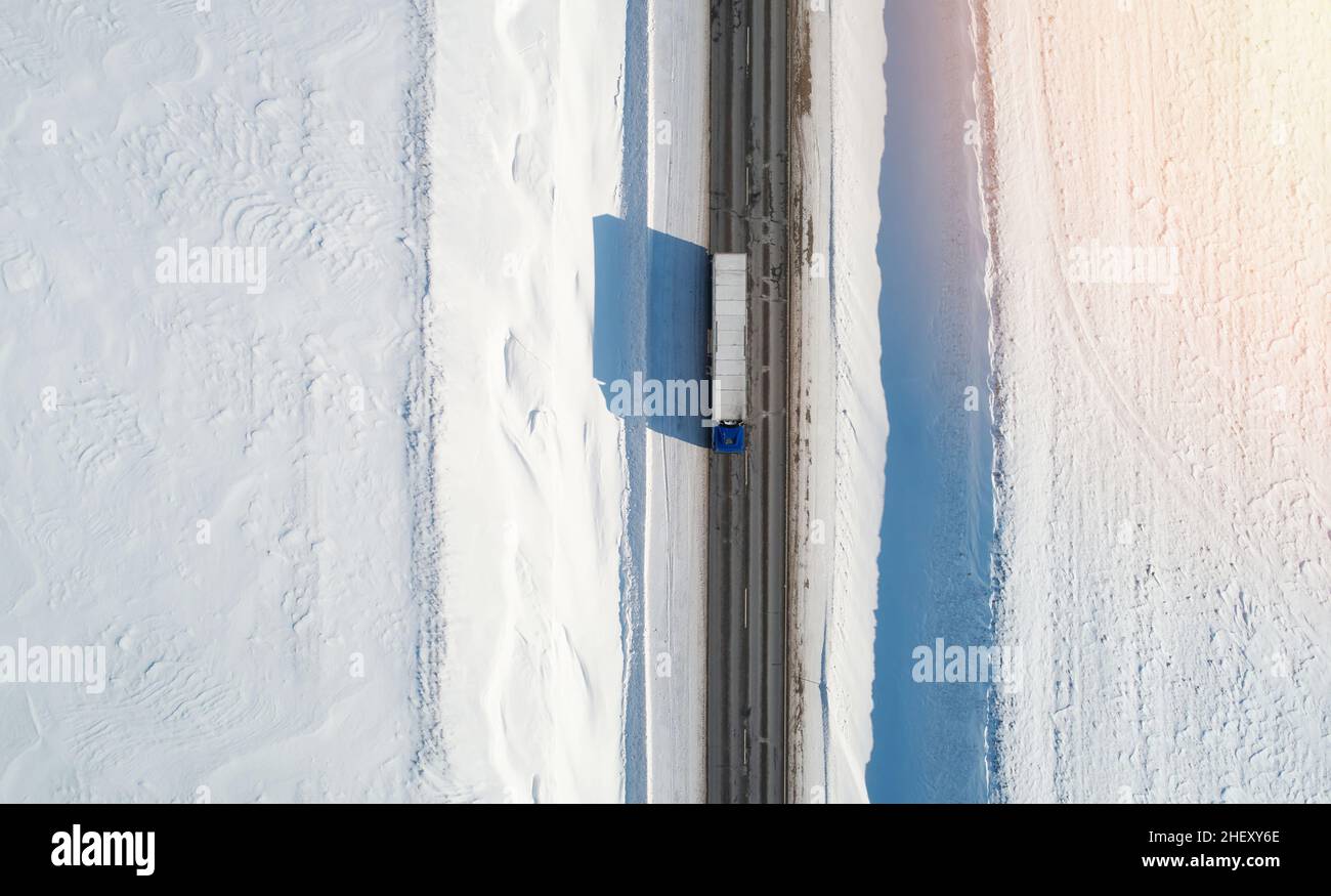 Cargo turck Drive su autostrada antenna sopra drone vista dall'alto Foto Stock