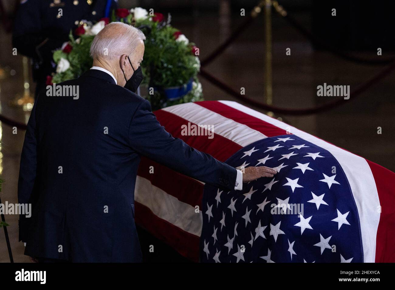 Il presidente degli Stati Uniti Joe Biden paga il rispetto al leader della maggioranza del Senato Harry Reid, D-NV, come si trova nello stato della Rotunda, al Campidoglio a Washington, mercoledì 12 gennaio 2022. Foto di Graeme Jennings/Pool/ABACAPRESS.COM Foto Stock