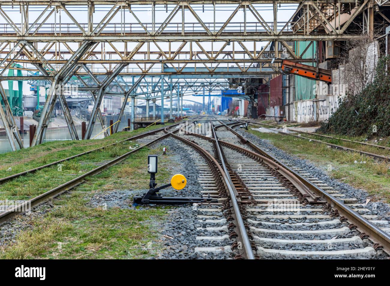 Attrezzature di carico e binari ferroviari nel porto merci di Francoforte Foto Stock