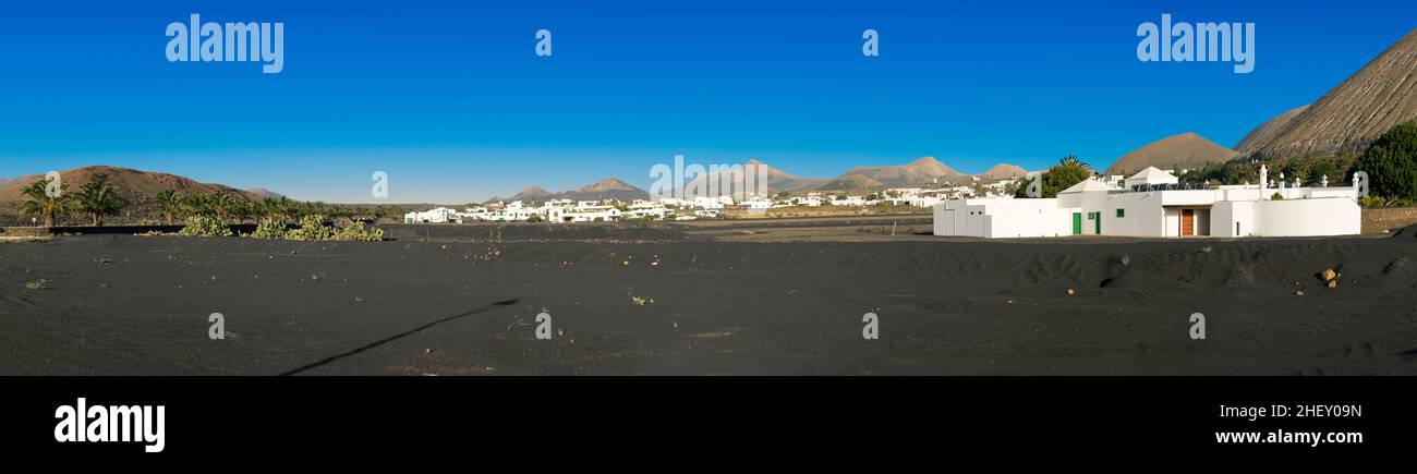 Villaggio panoramico Mancha Blanca vicino al parco nazionale di Timanfaya, Lanzarote, Spagna Foto Stock