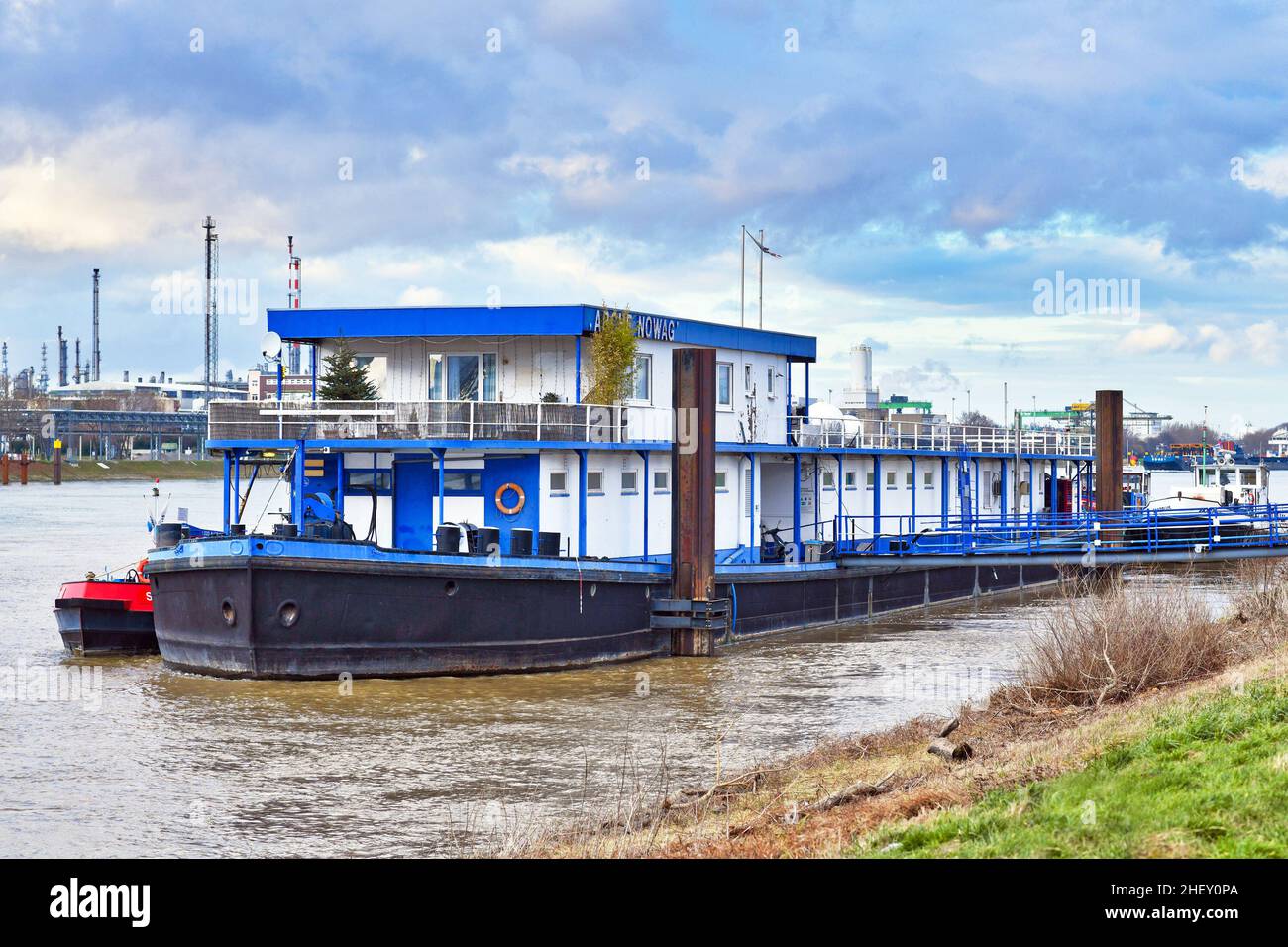 Mannheim, Germania - Gennaio 2022: Nave bunker 'Arche Nowag' una barca permanentemente ancorata al fiume reno Foto Stock