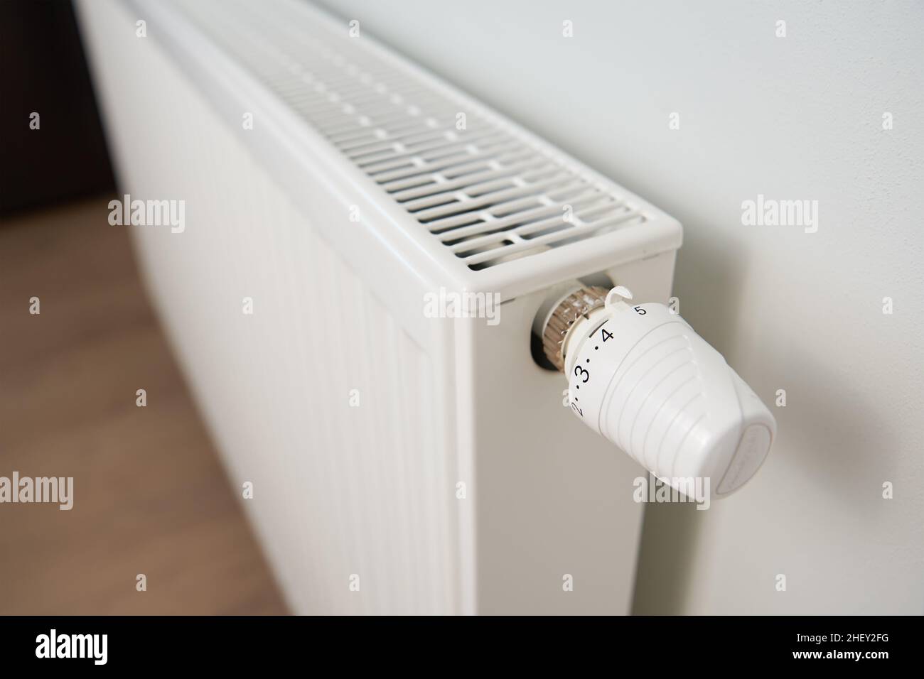 Regolazione della temperatura sul termostato del radiatore di riscaldamento, rotazione della manopola del radiatore di riscaldamento per controllare il riscaldamento in posizione iniziale Foto Stock