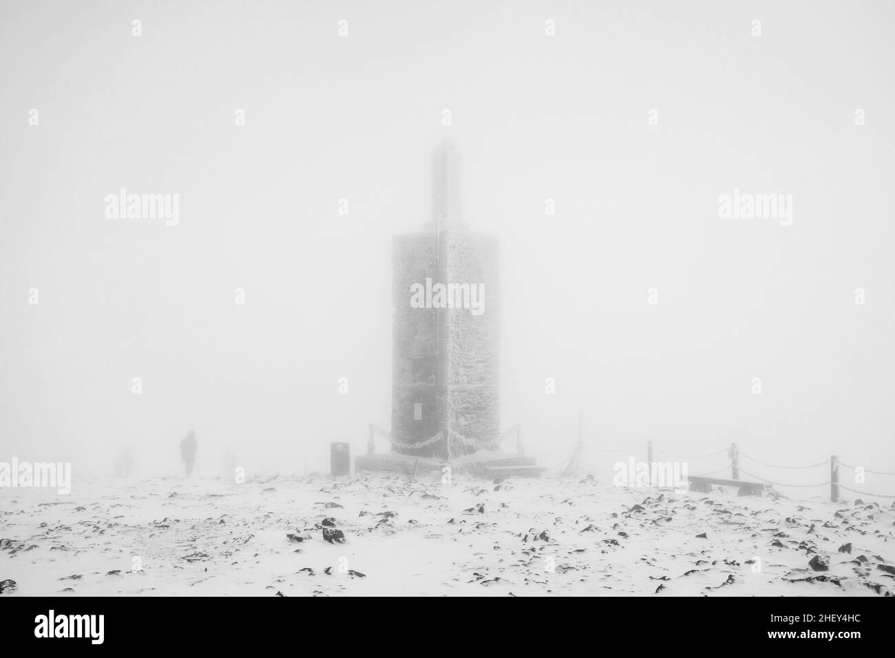 Paesaggio invernale. La vetta di Sniezka, i Monti Karkonosze al confine tra Polonia e Repubblica Ceca. Bianco e nero. Foto Stock