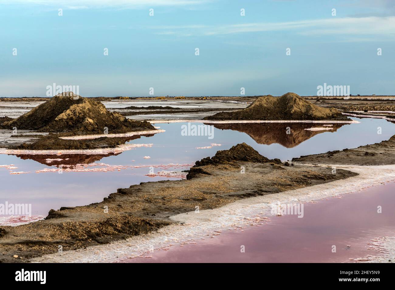 Lago di sale rosso a Salin de Aigues-Mortes nella Camarque, Francia Foto Stock