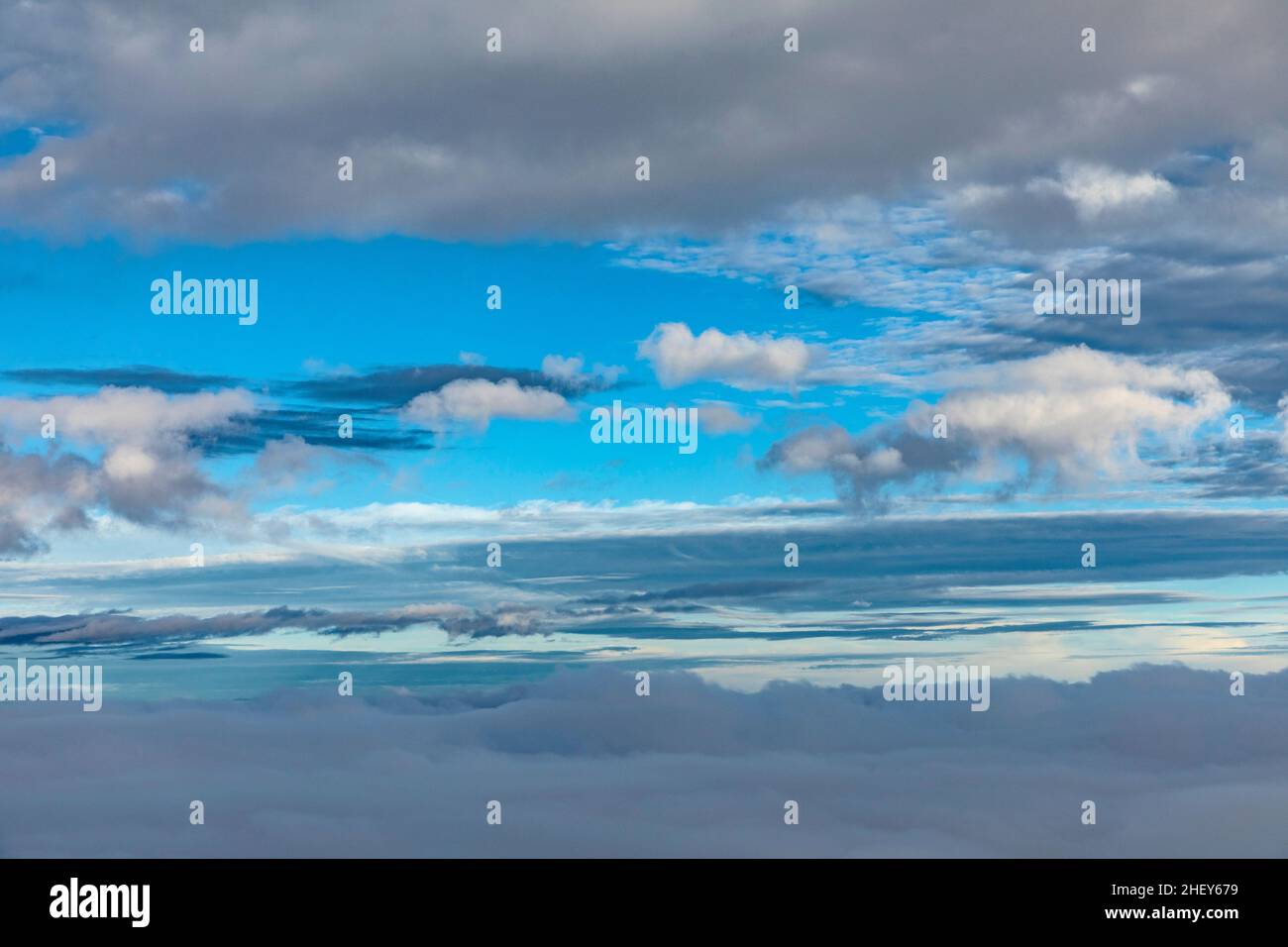 antenna di cielo blu con nuvole di pioggia scure dà uno sfondo drammatico Foto Stock