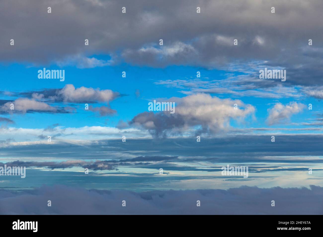 antenna di cielo blu con nuvole di pioggia scure dà uno sfondo drammatico Foto Stock