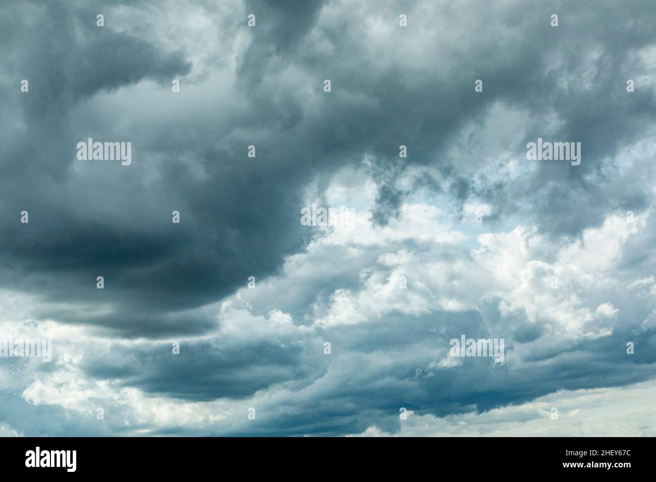 le nuvole scure nere danno uno sfondo drammatico Foto Stock