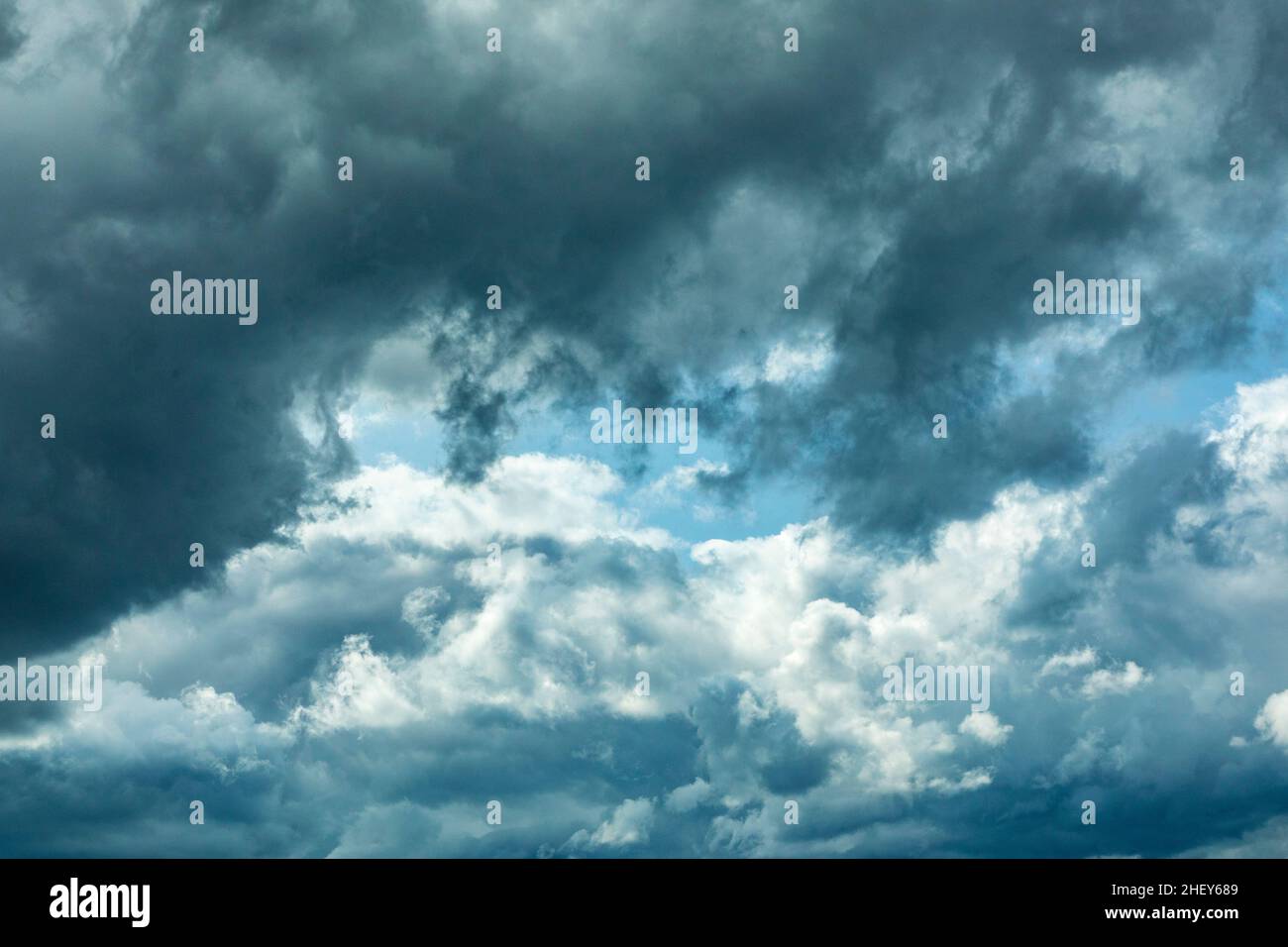 le nuvole scure nere danno uno sfondo drammatico Foto Stock