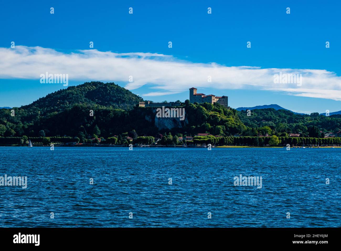 Vista sul Castello Borromeo, un castello fondato nel Medioevo, sul Lago maggiore, visto da Arona. Foto Stock