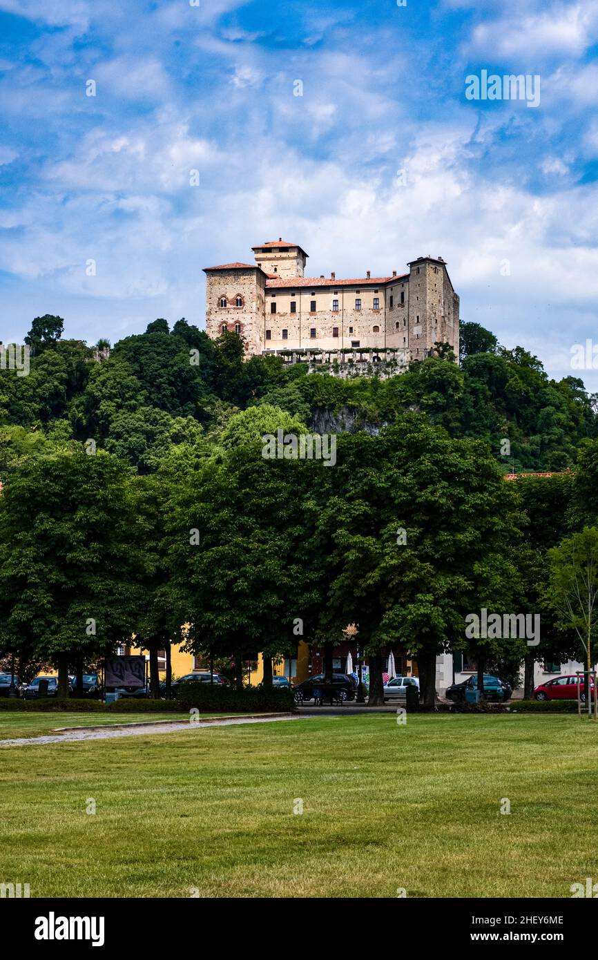 Castello Borromeo, un castello fondato nel Medioevo, situato su una roccia nel mezzo di Angera sul Lago maggiore. Foto Stock