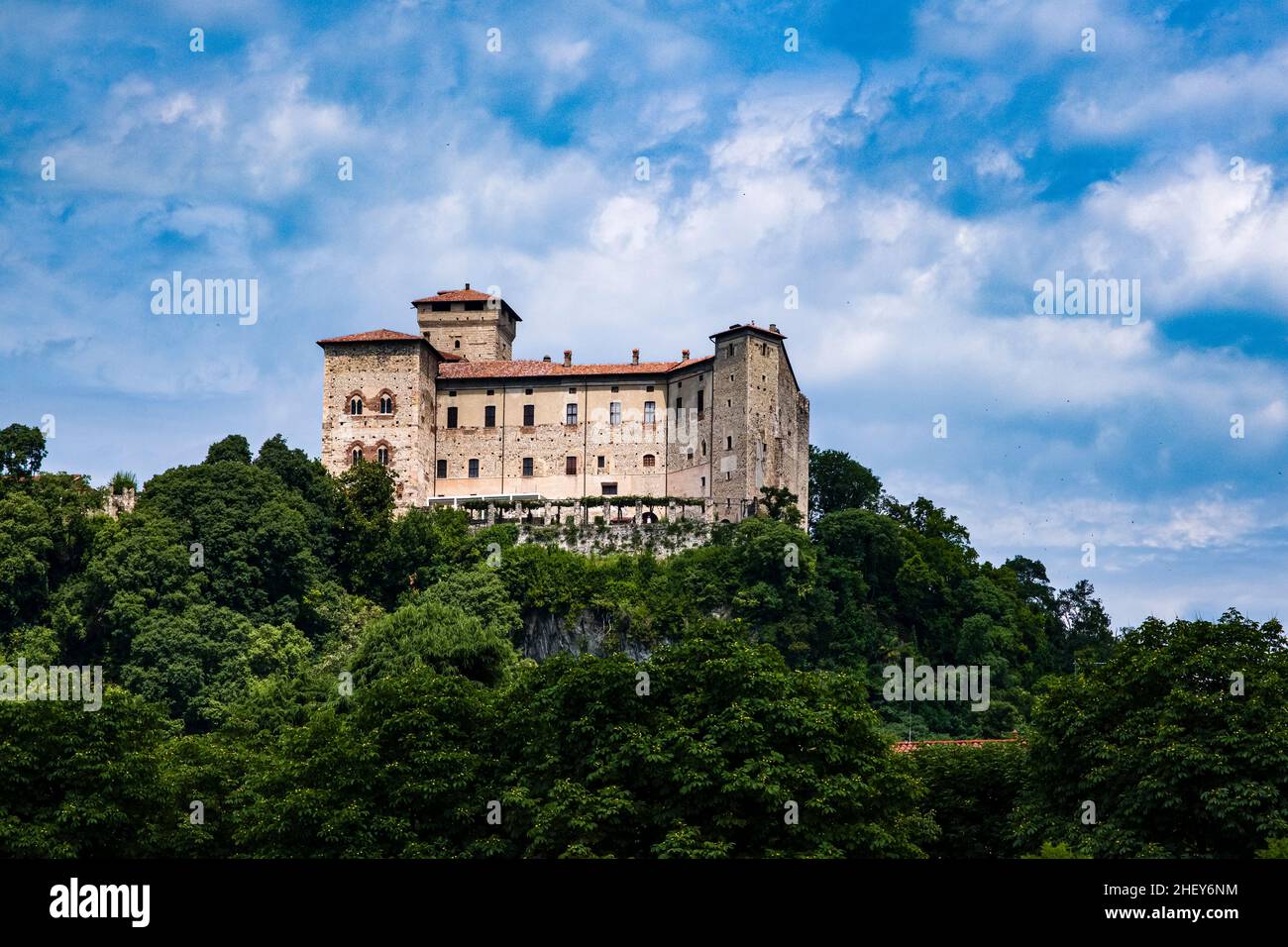Castello Borromeo, un castello fondato nel Medioevo, situato su una roccia nel mezzo di Angera sul Lago maggiore. Foto Stock