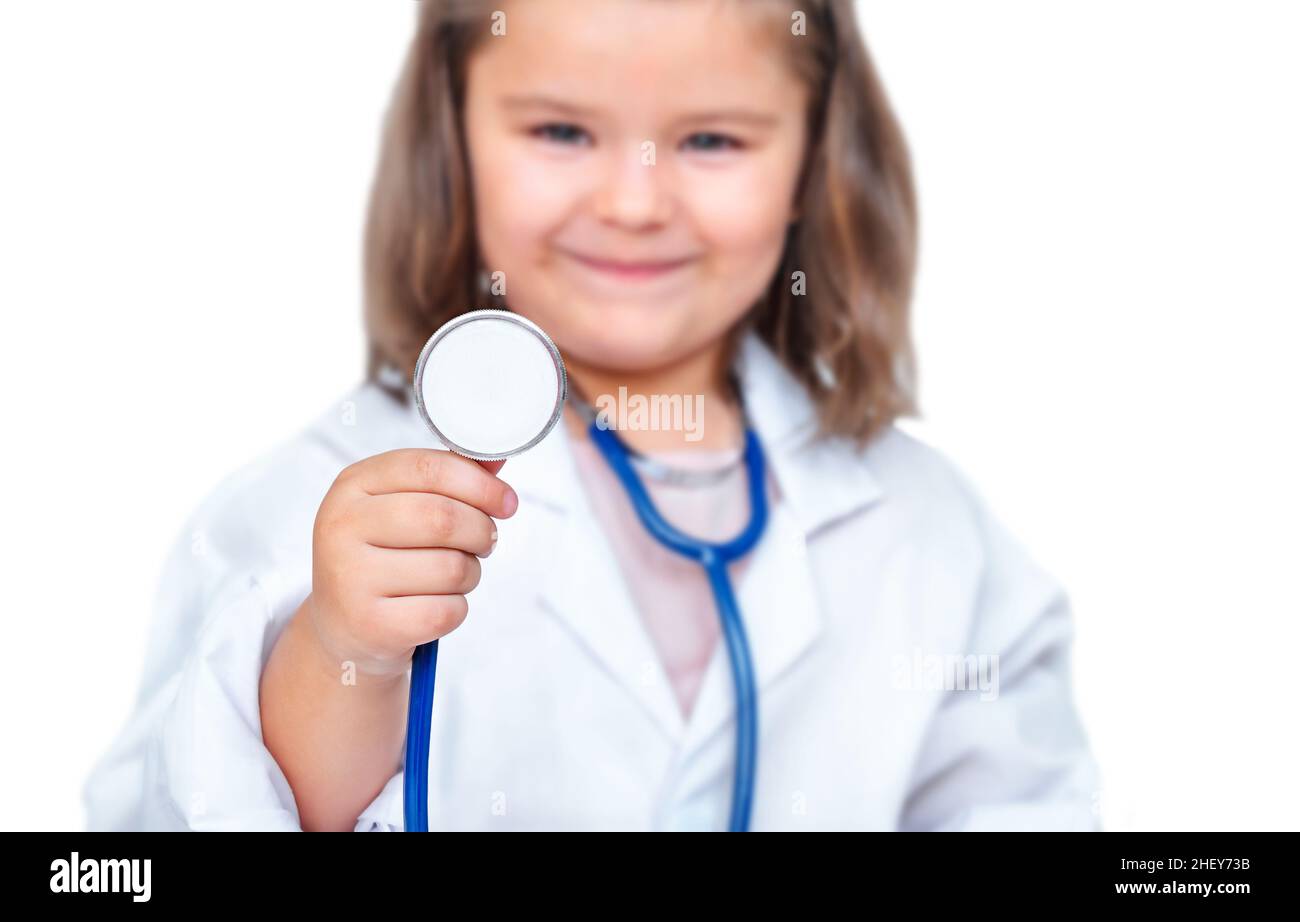 Bambino in uniforme medico ascolta attraverso stetoscopio isolato su sfondo bianco Foto Stock