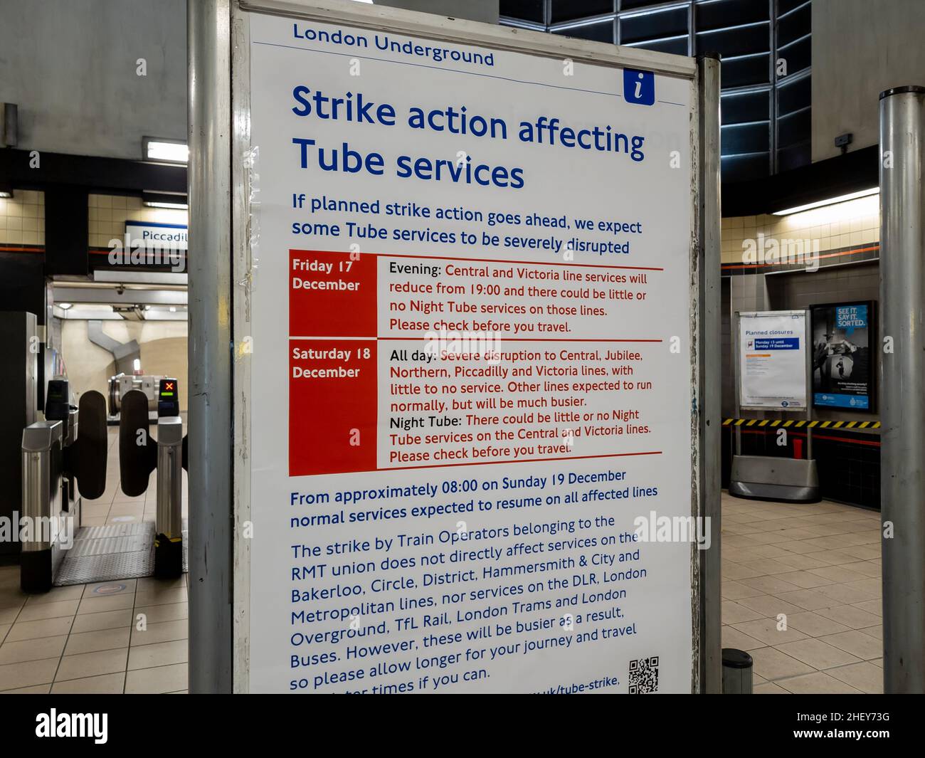 Londra. UK- 12.17.2021. Un avviso che informa i passeggeri dell'imminente azione industriale da parte del sindacato RMT riguardante i servizi della metropolitana di Londra. Foto Stock