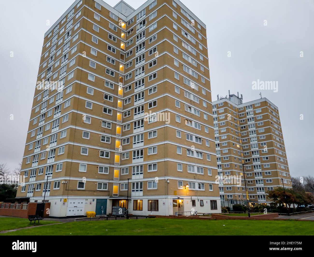 Londra. UK- 12.18.2021. Un tipico e datato alloggio sociale blocchi di alti edifici di appartamenti nella capitale. Foto Stock