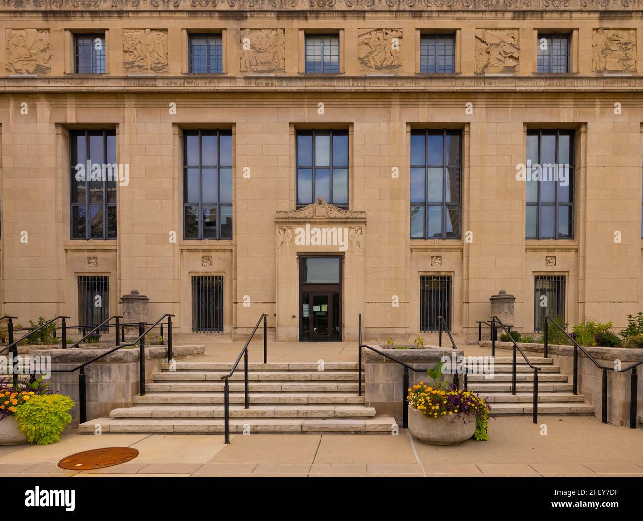 Indianapolis, Indiana, USA - 19 ottobre 2021: La Biblioteca di Stato dell'Indiana e l'edificio storico Foto Stock