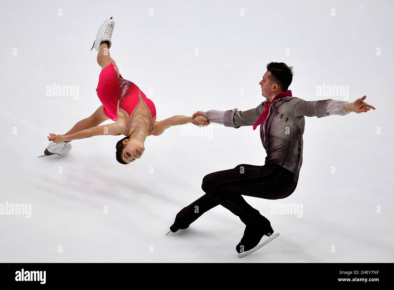 Tallinn, Estonia. 12th Jan 2022. Anastasia Mishina (L)/Aleksandr Galliamov di Russia si esibiscono durante il breve programma delle coppie dei Campionati europei di pattinaggio a figure ISU a Tallinn, Estonia, 12 gennaio 2022. Credit: Sergei Stepanov/Xinhua/Alamy Live News Foto Stock