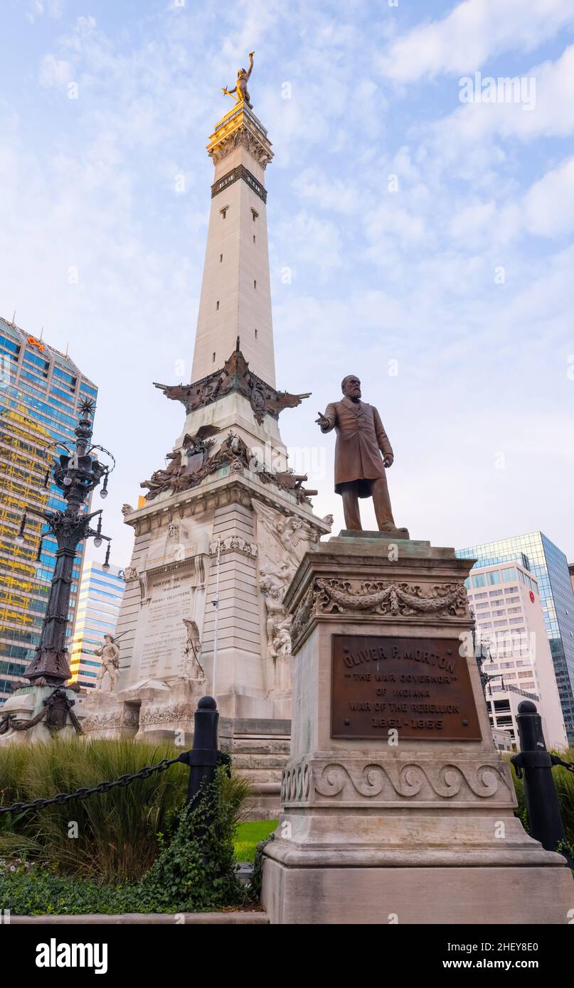 Indianapolis, Indiana, USA - 19 ottobre 2021: La Statua di Oliver P Morton al Monumento dei soldati e dei marinai dell'Indiana Foto Stock