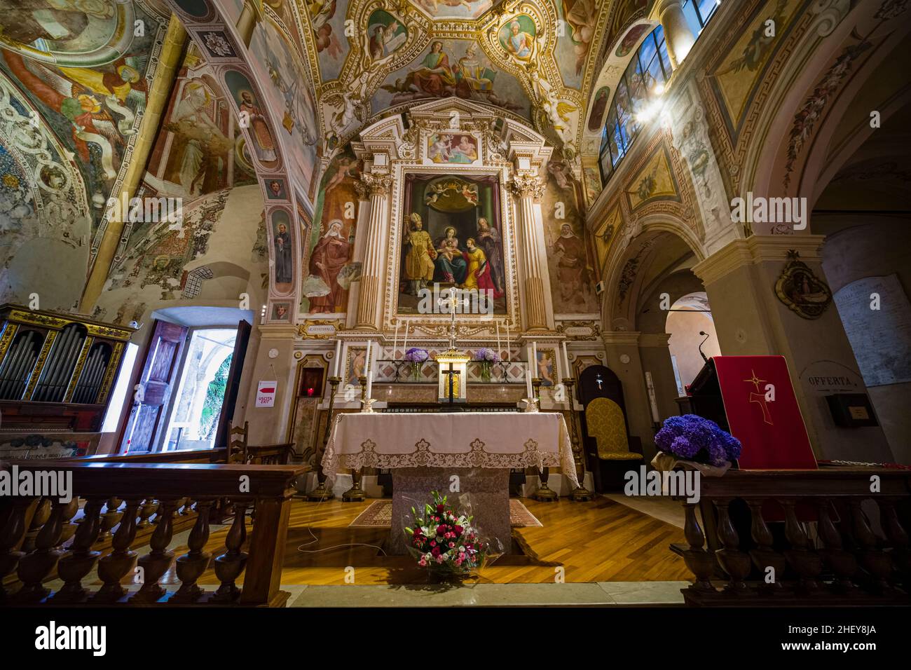 All'interno dell'Eremo di Santa Caterina del Sasso, un monastero cattolico romano, situato su una cresta rocciosa sul Lago maggiore. Foto Stock