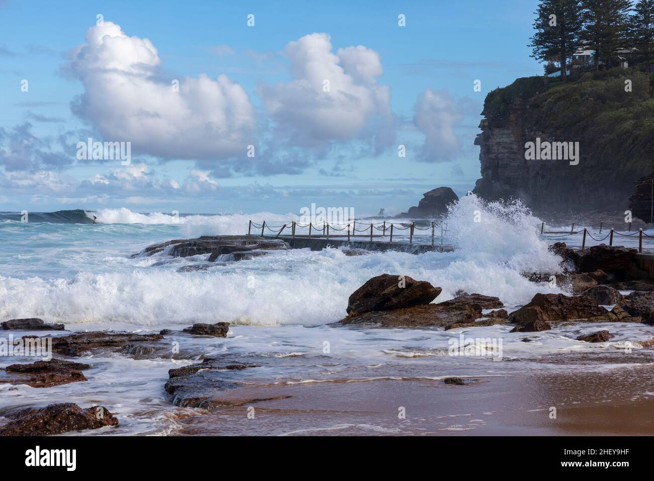 Estate ad Avalon Beach a Sydney, surf enorme e grandi onde si schiantano nella spiaggia e la piscina Beach Rock, Australia Foto Stock