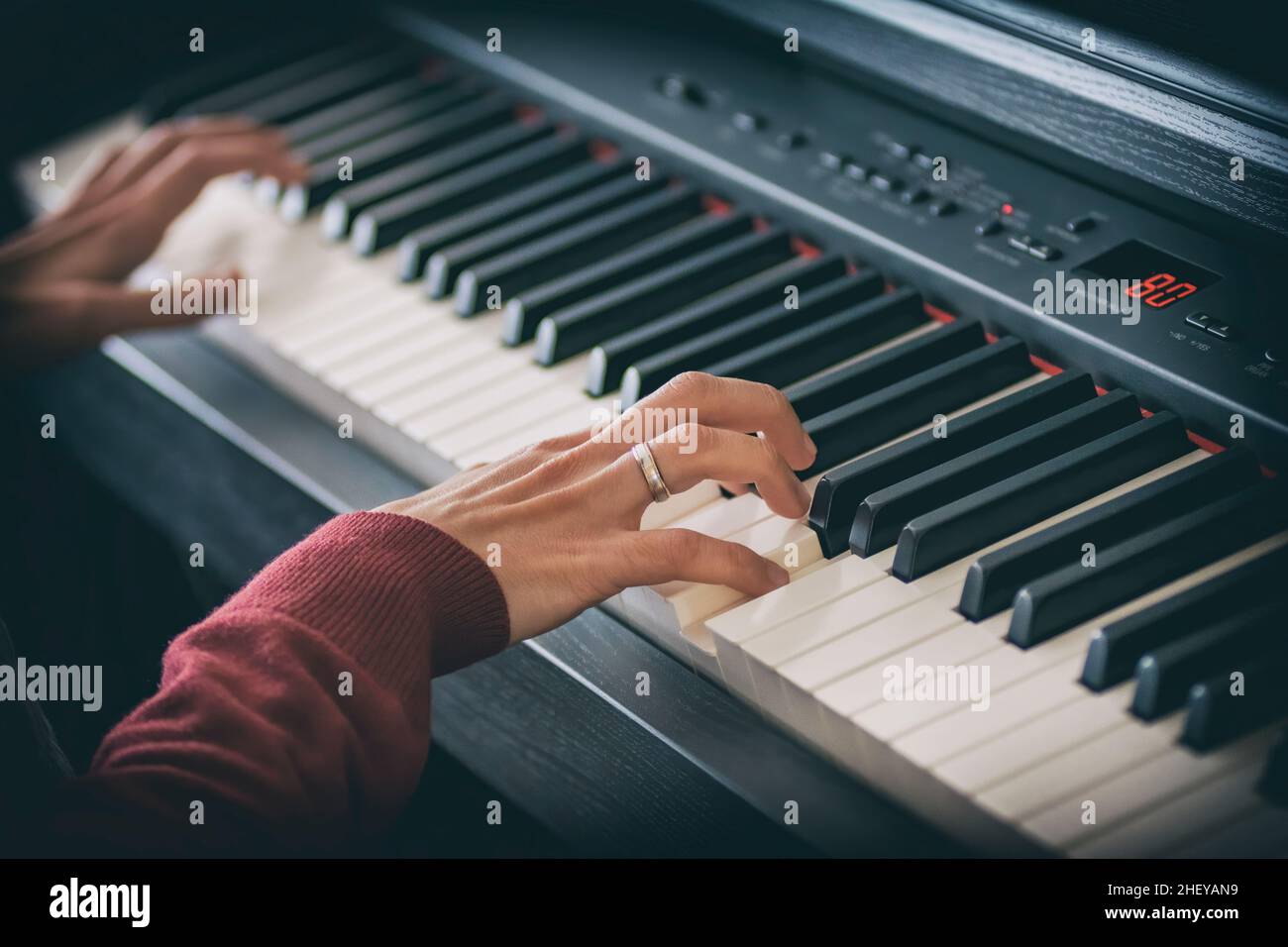 Donne che giocano a pianoforte digitale Foto Stock