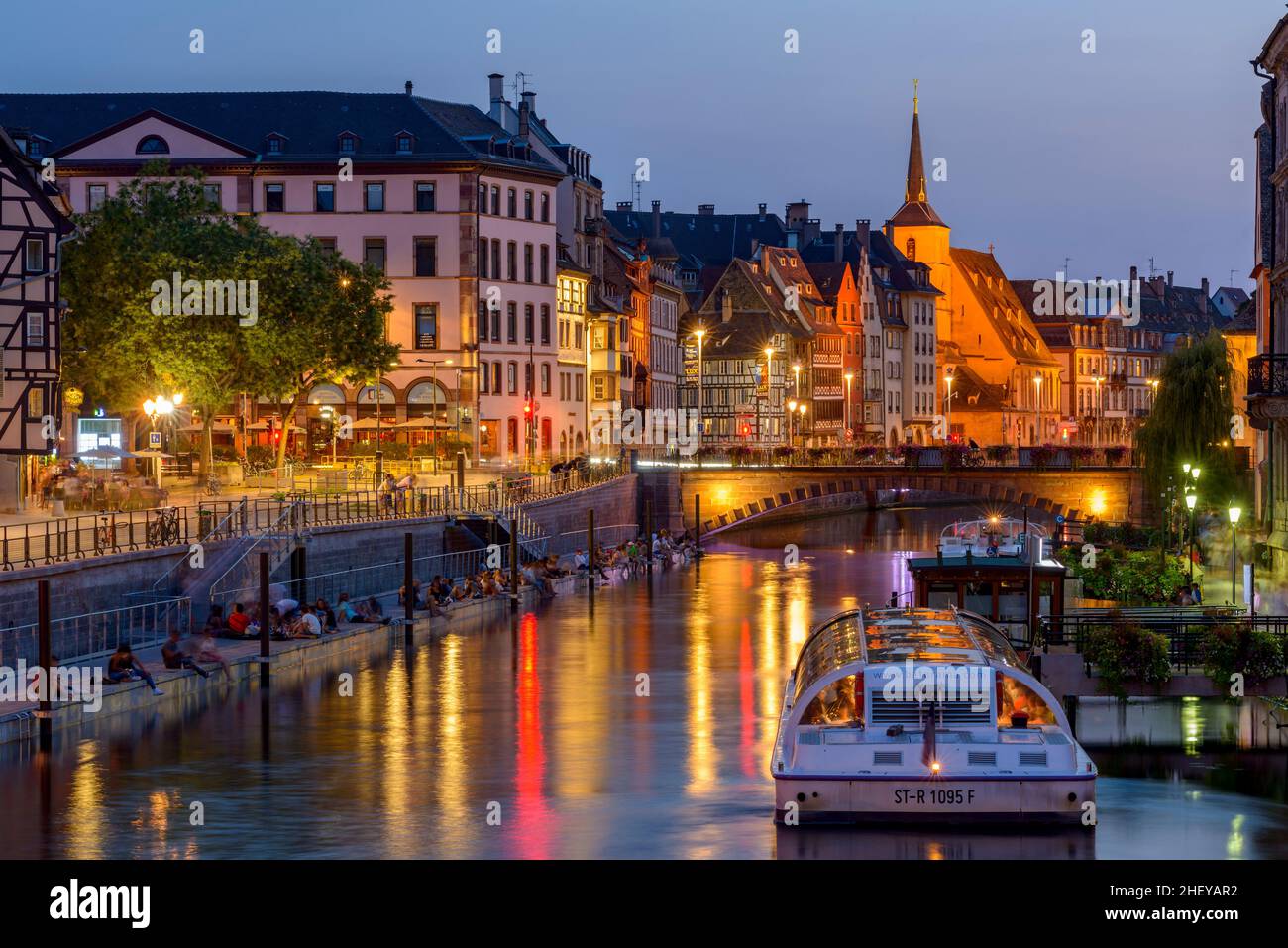 FRANCIA, BAS-RHIN (67), STRASBURGO, QUAI DES BATELIERS DI NOTTE CON IL NUOVO PONTONE SULLE RIVE DEL FIUME ILL E PONTE CORBEAU E SAINT-NICOLAS CHU Foto Stock